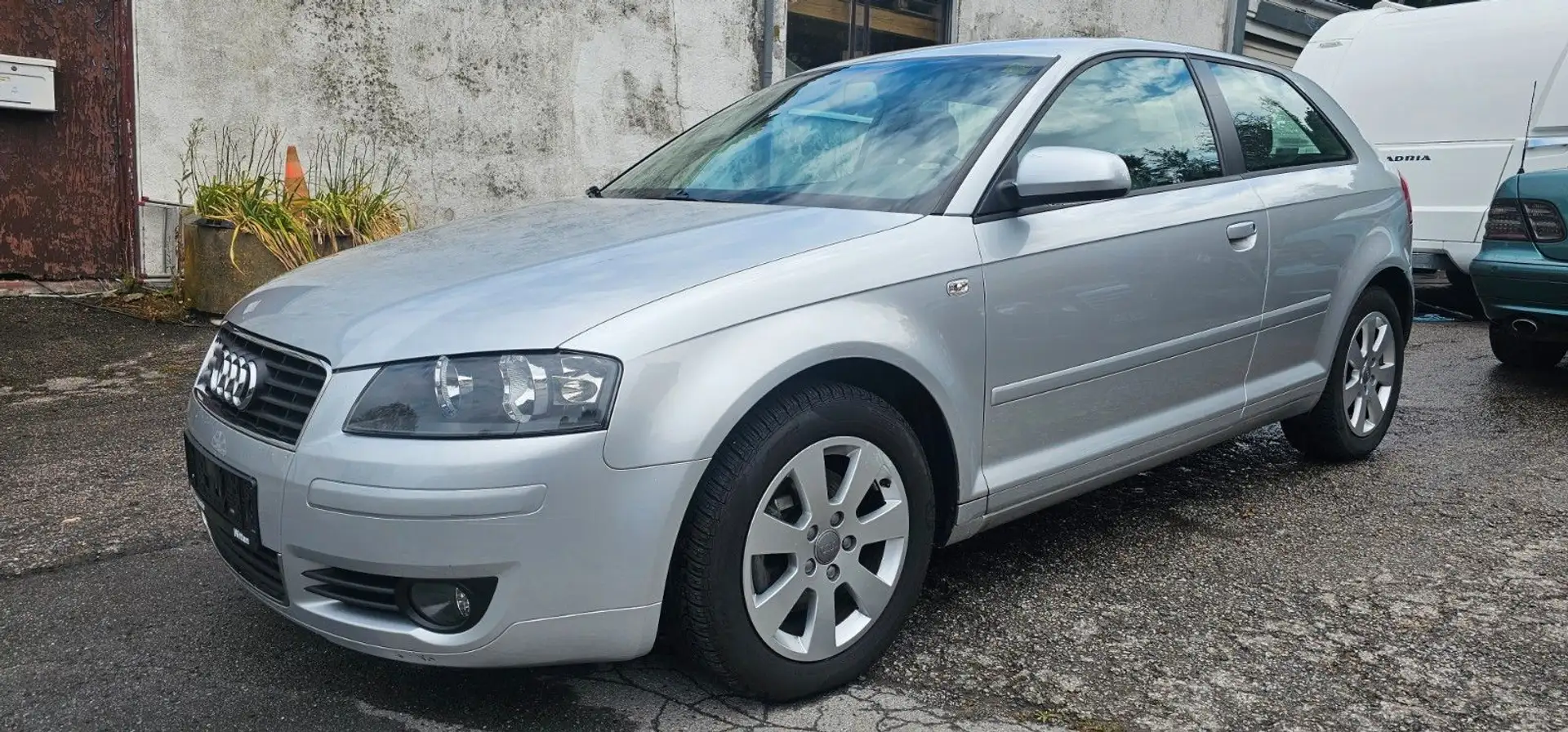 Audi A3 1.6 Ambiente Klima AHK Bluetooth PDC Silber - 1
