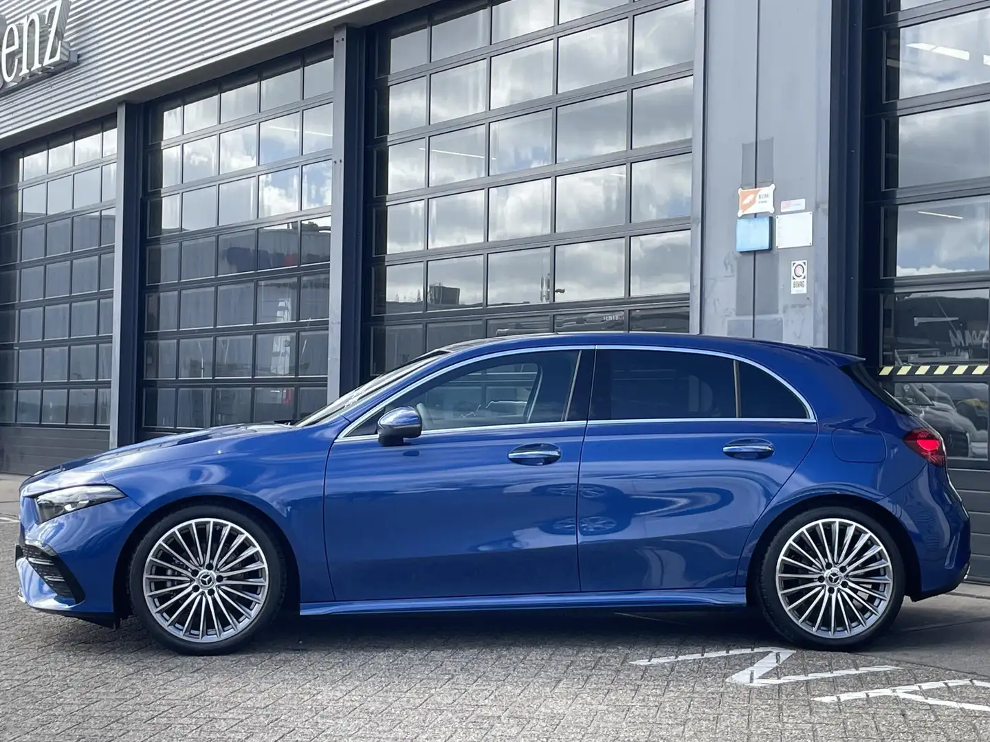 Mercedes-Benz A 180 Star Edition AMG Line | Winterpakket | 19 inch Mul Blauw - 2