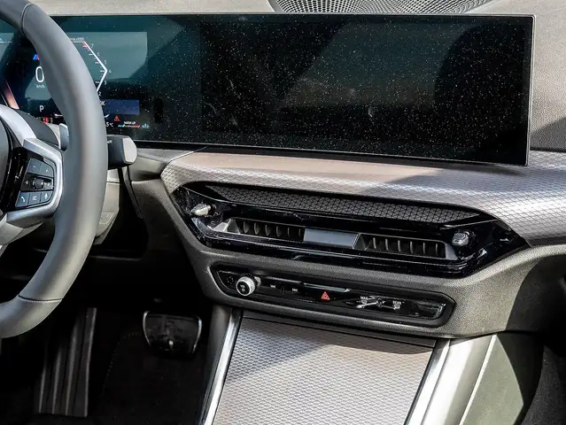 BMW 3 Series view 6
