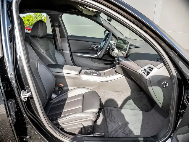 BMW 3 Series view 4