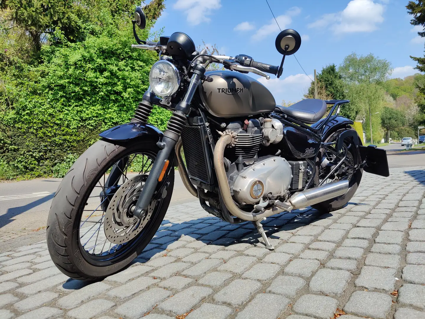 Triumph Bonneville Bobber 1200ccm / 78 PS Grün - 1