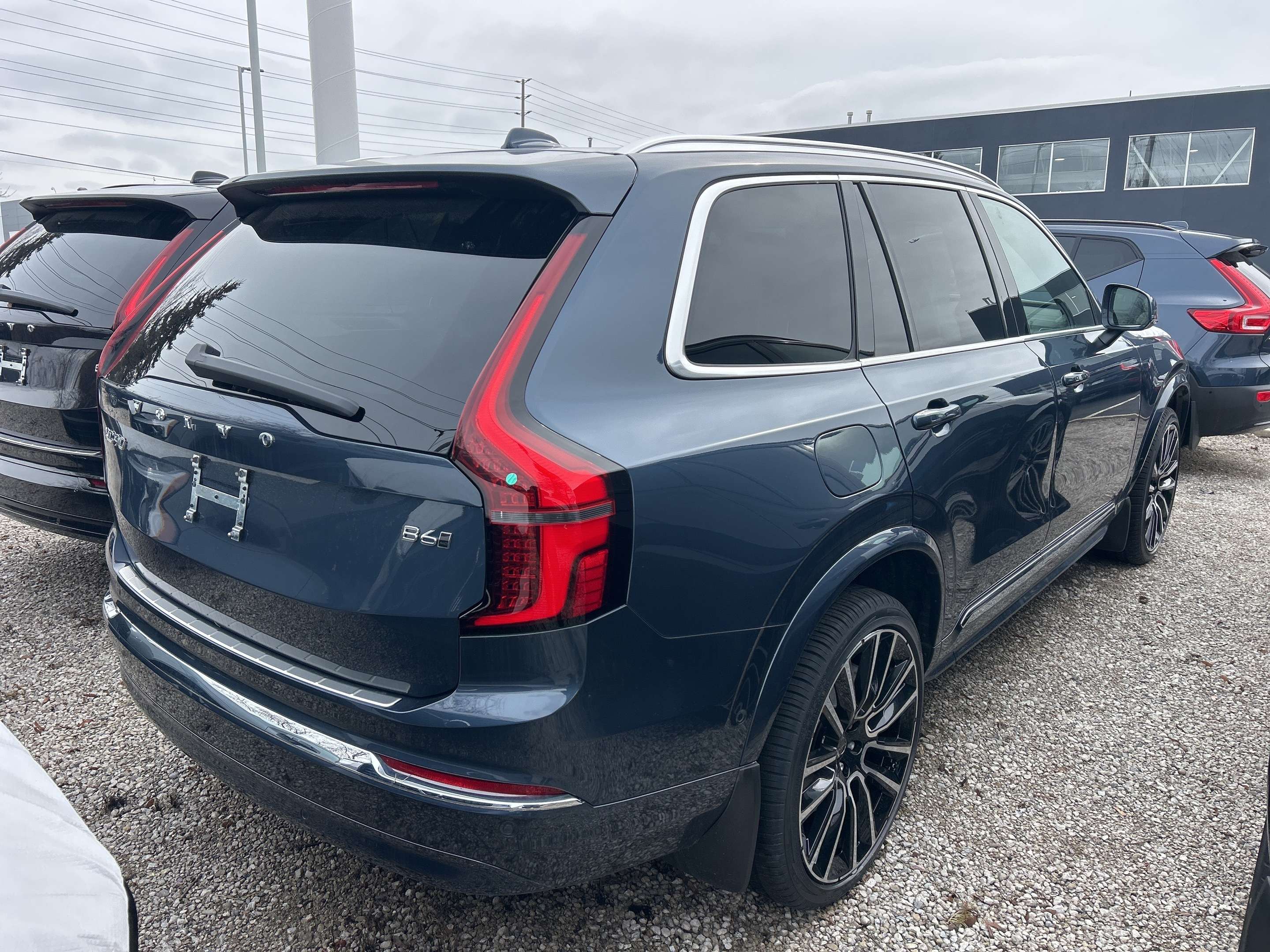2026 Volvo XC90 B6 AWD Ultra Bright Theme 7-Seater alt 4