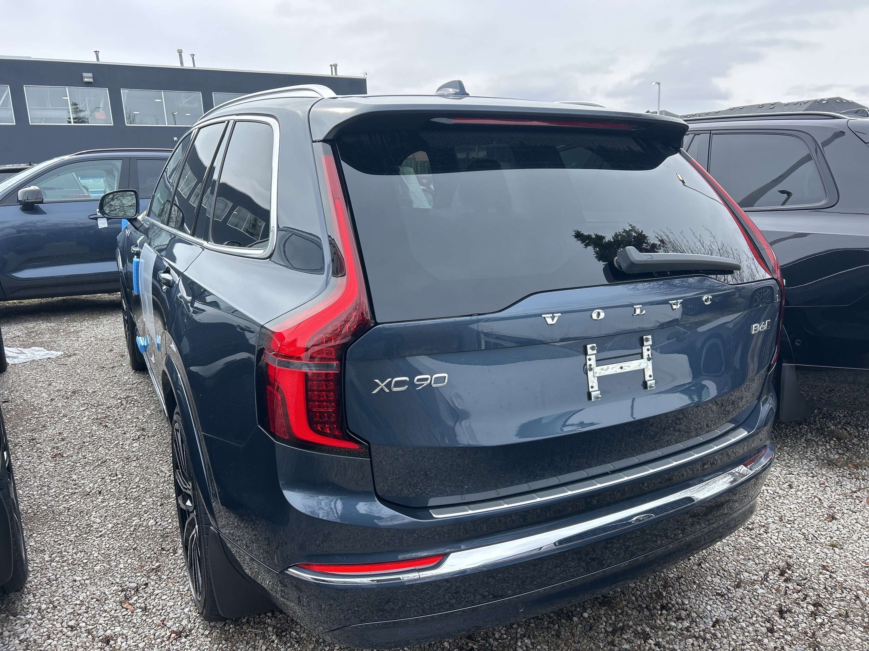 2026 Volvo XC90 B6 AWD Ultra Bright Theme 7-Seater alt 2