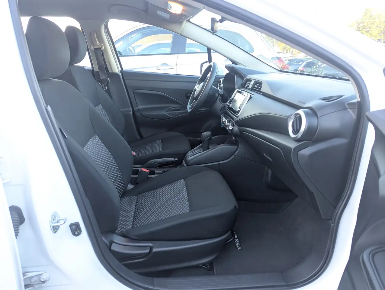 Nissan Versa снимка Nissan Versa