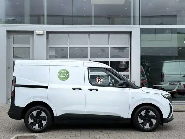 Ford Transit Courier view 4