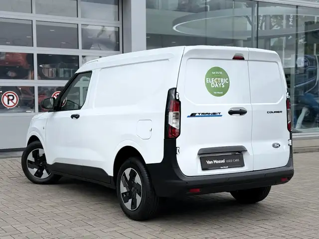Ford Transit Courier view 6