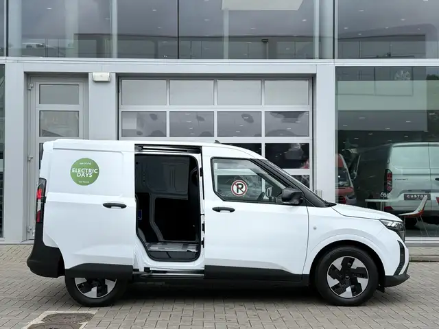 Ford Transit Courier view 5