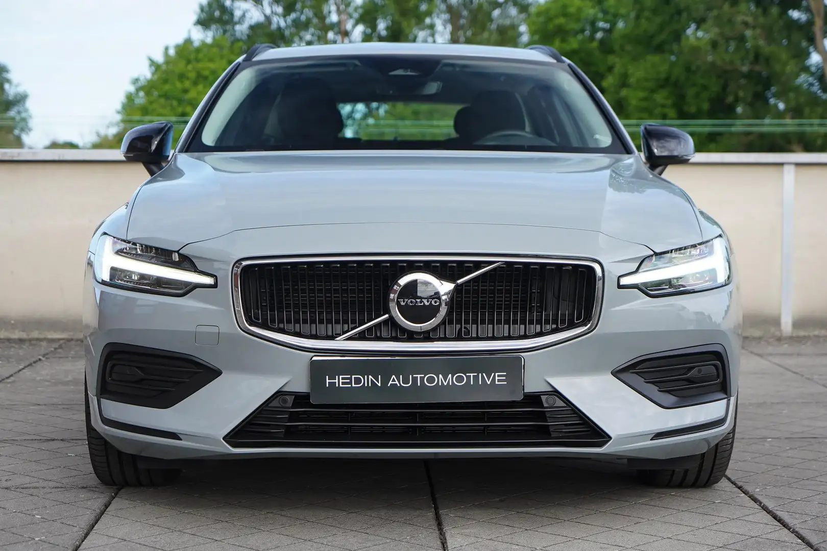 Volvo V60 2.0 B3 Essential Edition | Black Pack | Pilot Assi Grigio - 2