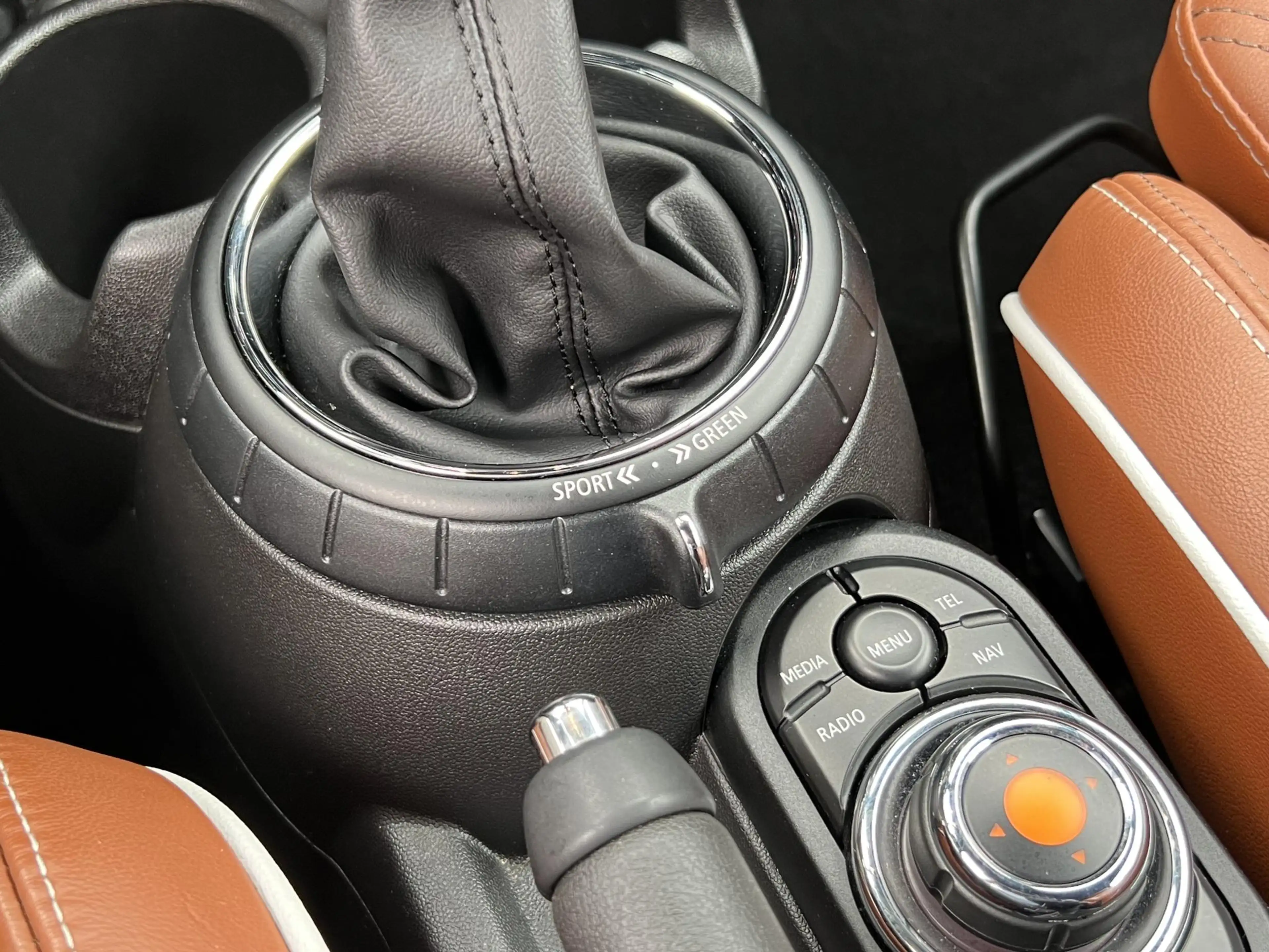 MINI Cooper S Cabrio 2.0 Chili Serious Business | Leder/Cruise Adaptief — photo 46