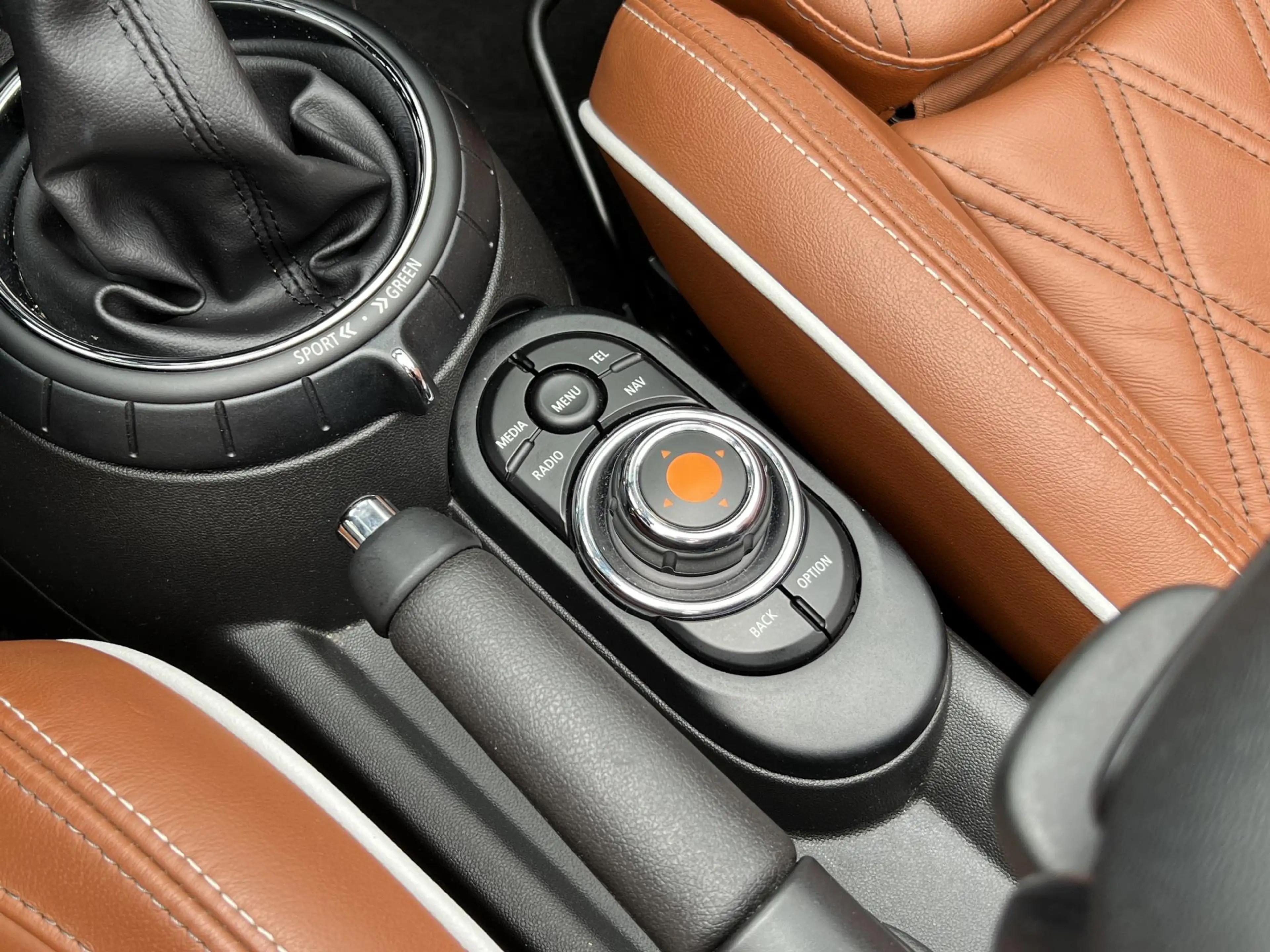 MINI Cooper S Cabrio 2.0 Chili Serious Business | Leder/Cruise Adaptief — photo 45