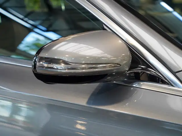 Mercedes-Benz E-Class view 3