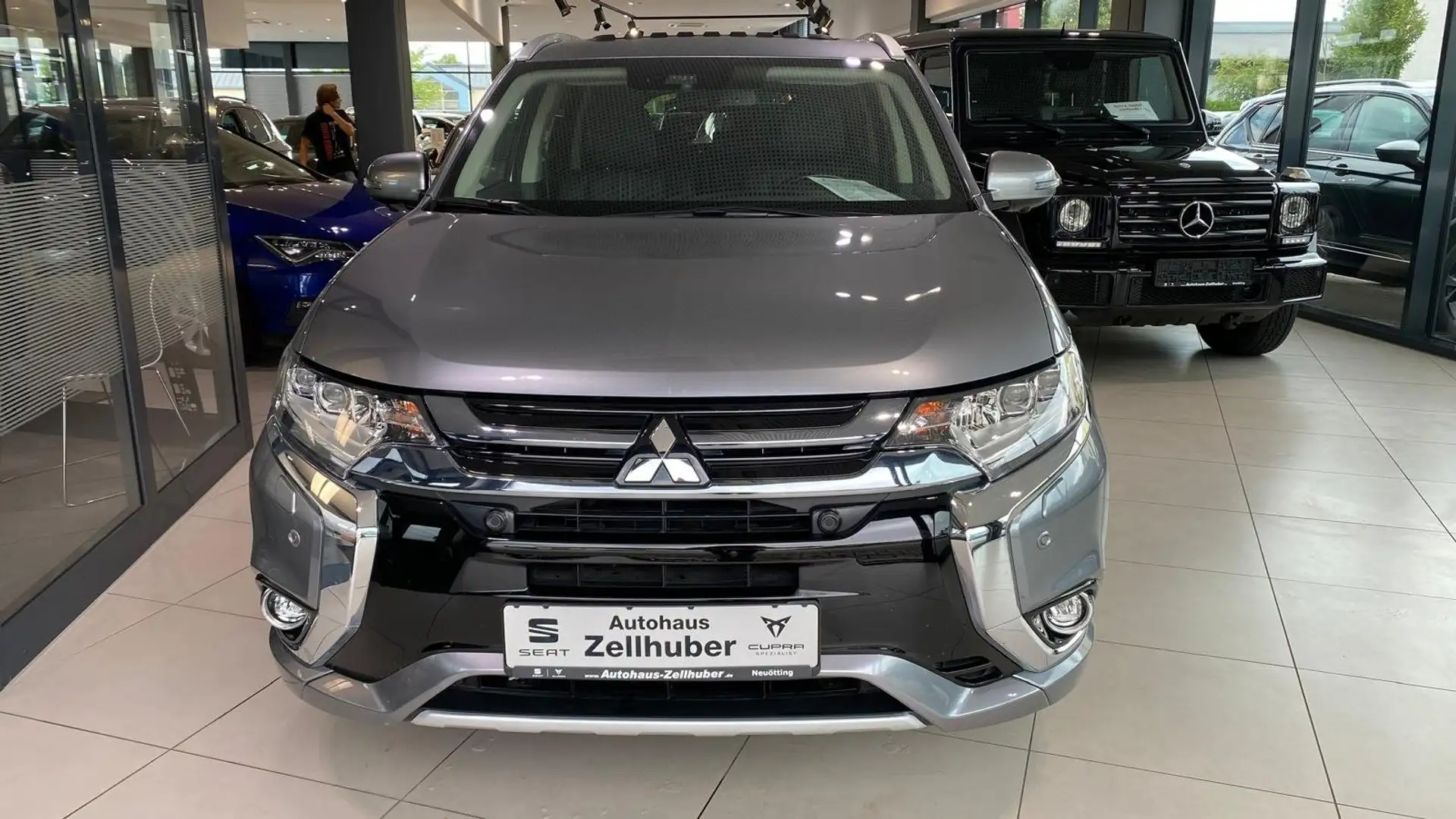 Mitsubishi Outlander 2.0 4WD Plug-In Hybrid *AHK*VOLL* Grijs - 2