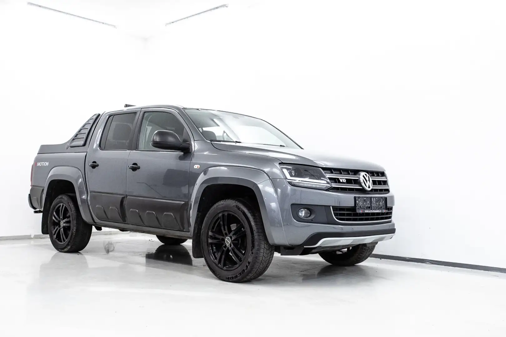 Volkswagen Amarok Dark Label BMT 4x4 Aut. Grau - 2