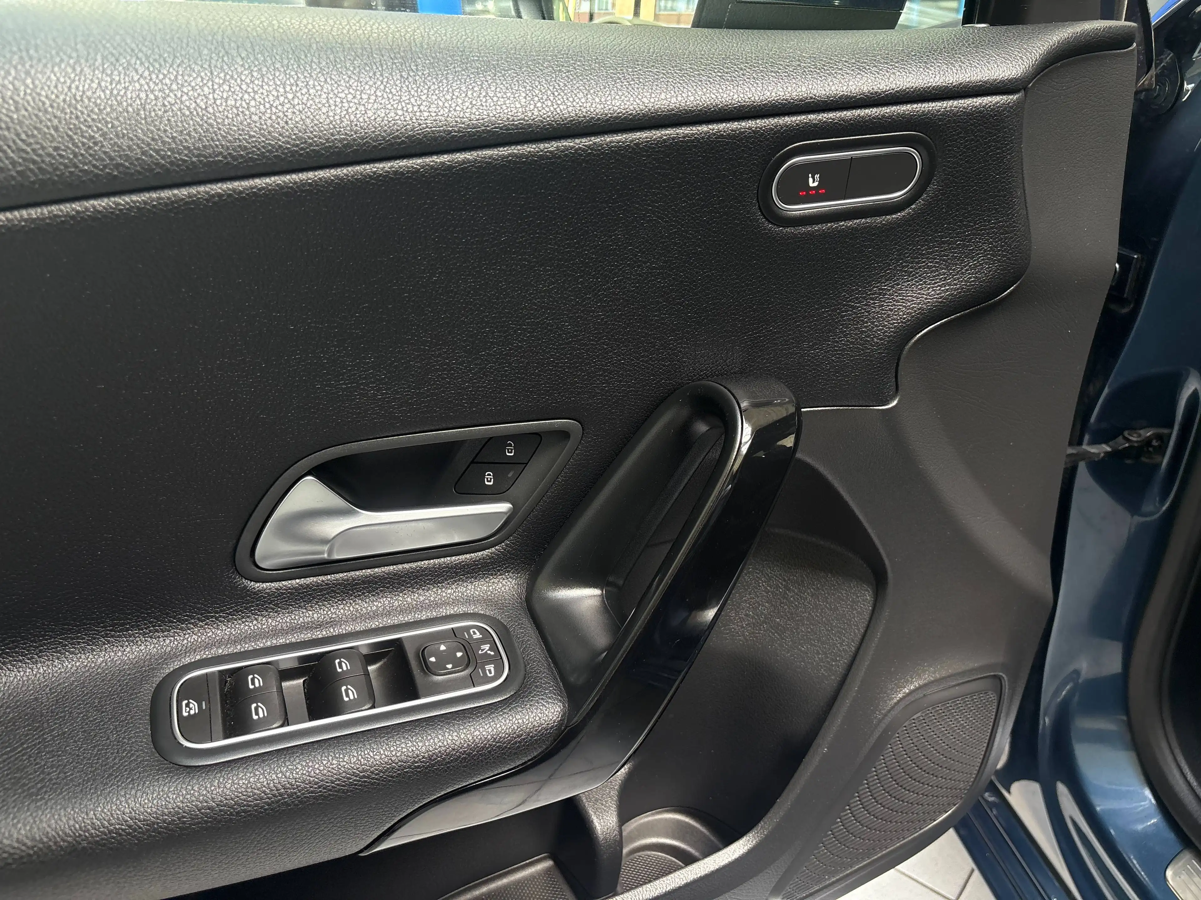Mercedes-Benz A 180 A 180 d *XENON * GPS * CUIR * PDC * CAMERA * JANTES * CARNET * — photo 15