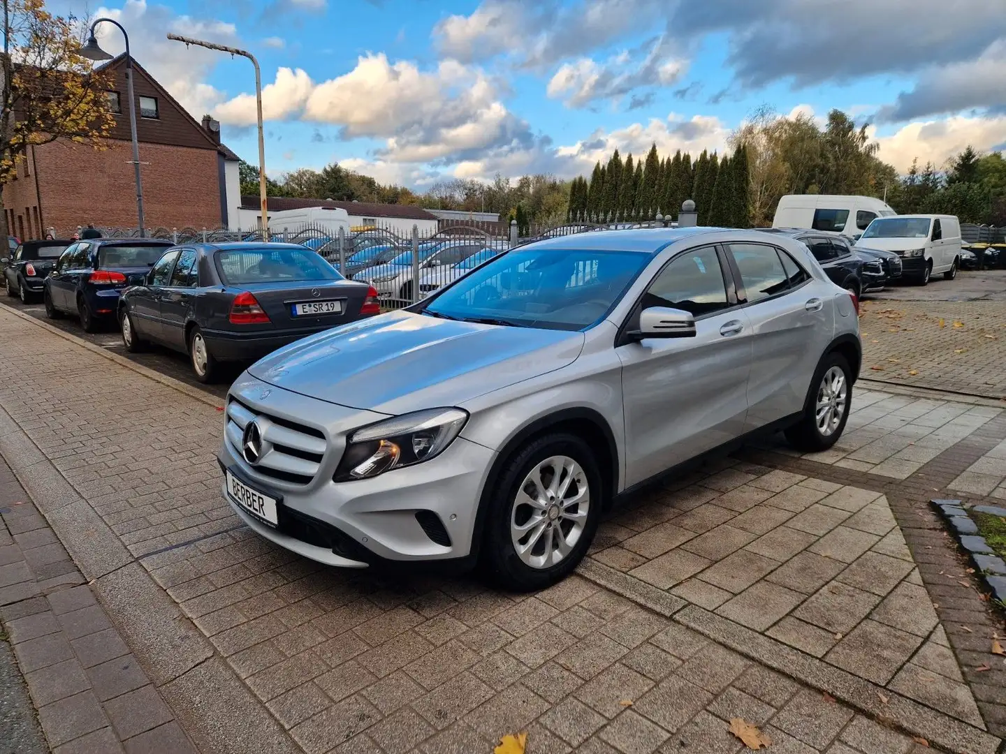 Mercedes-Benz GLA 220 CDI 4-Matic*NAVI*AHK*SHZ*TEMP*PDC* Silber - 1