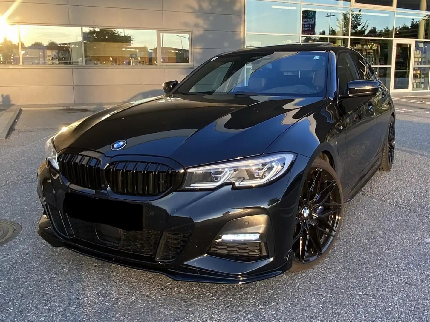 BMW 330 330e M-Sport Schwarz - 1
