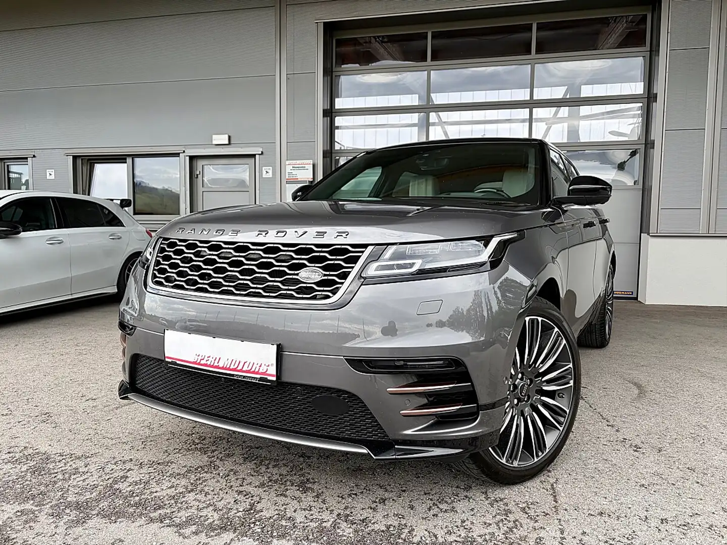 Land Rover Range Rover Velar R-Dynamic HSE 3,0 V6 Kompr. Allrad Aut. Grau - 1
