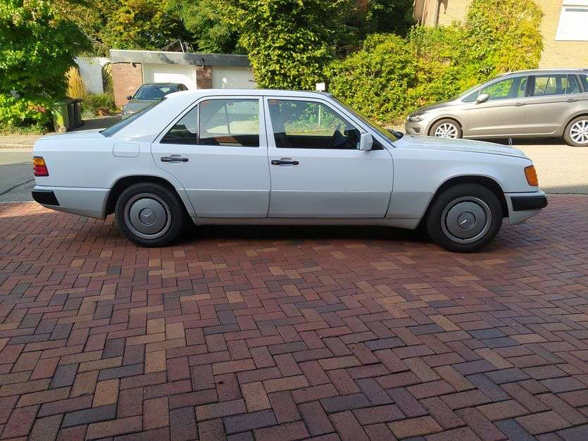 Second hand Mercedes Benz E-Class 230