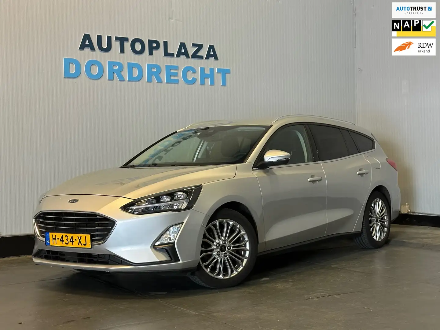 Ford Focus Wagon 1.0 EcoBoost Titanium Business Winter Pack Grijs - 1