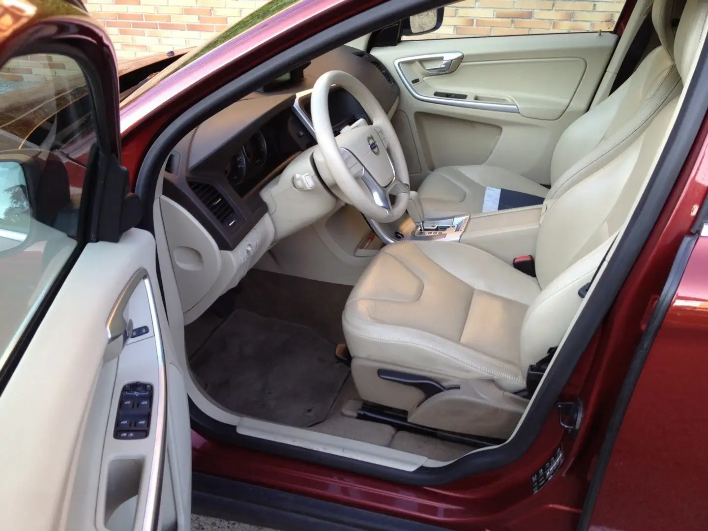 Volvo XC60 2.4D Momentum Automatico D5 Rojo - 2