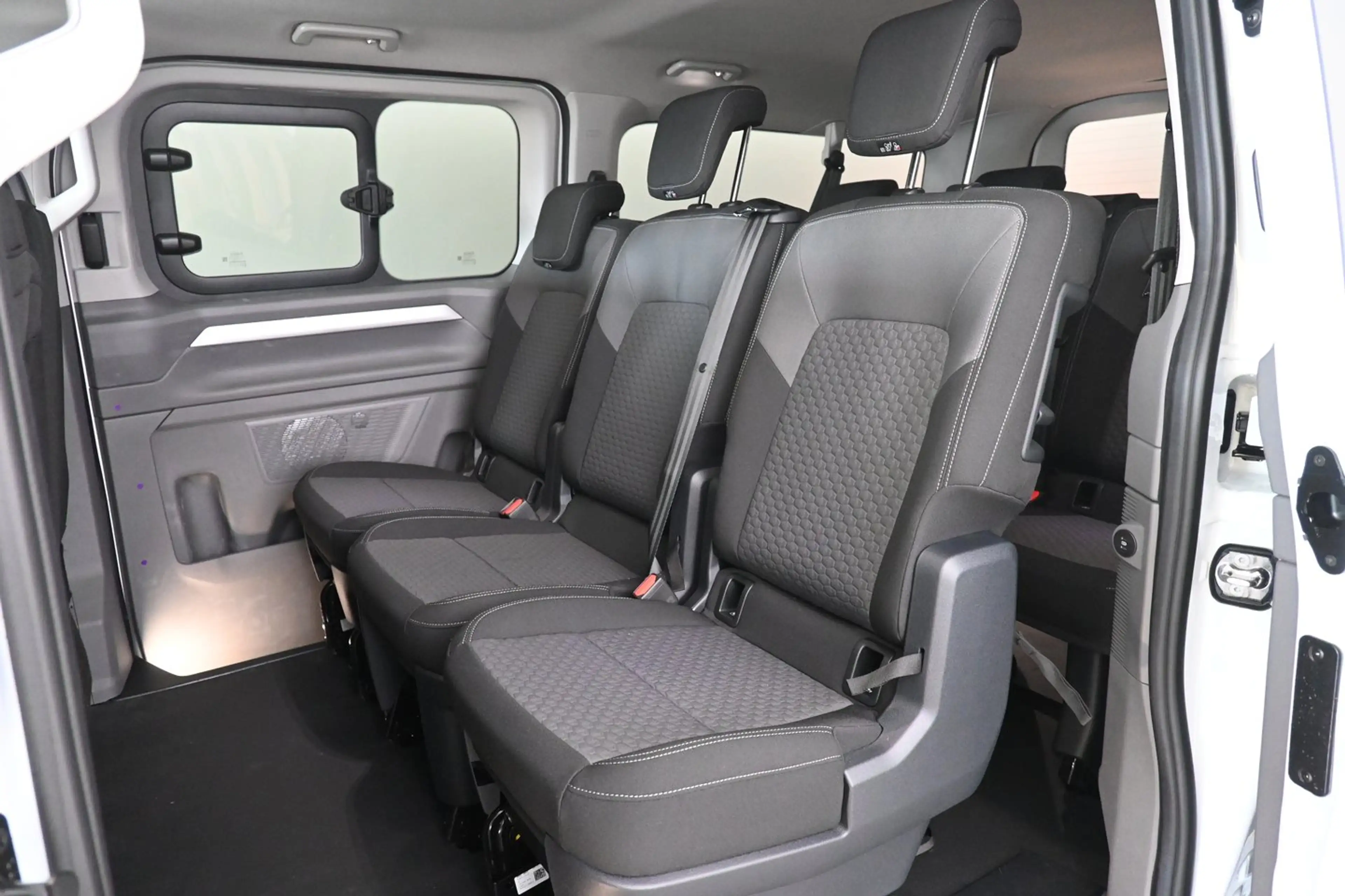 Volkswagen T7 Caravelle VW T7 Caravelle Life LR TDI — photo 12
