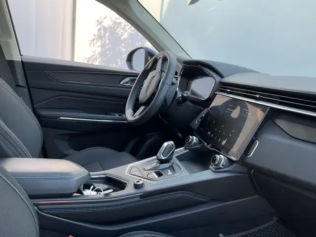 Lynk & Co 01 view 16