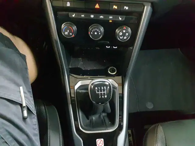 Volkswagen T-Roc view 10