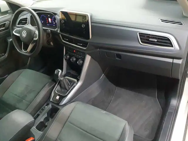 Volkswagen T-Roc view 9