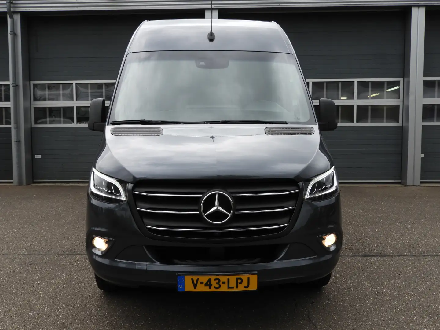 Mercedes-Benz Sprinter 319 3.0 CDI L2H2 AUT V6 LED | LUCHTVERING | 360° | Grau - 2
