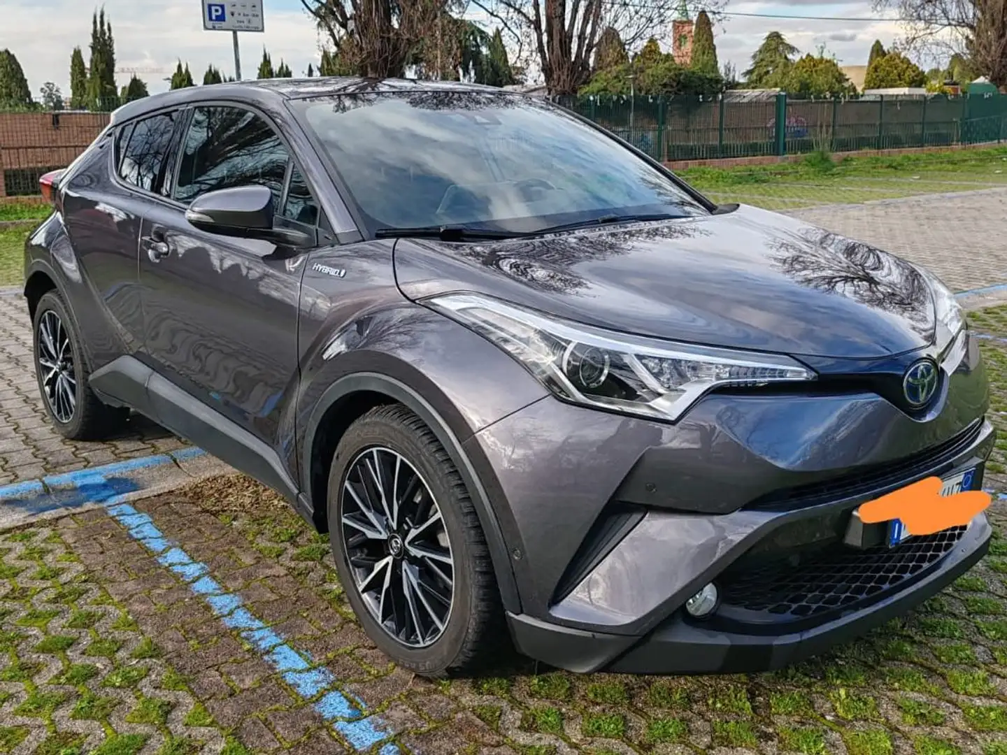 Toyota C-HR 1.8h Lounge 2wd e-cvt Grijs - 2
