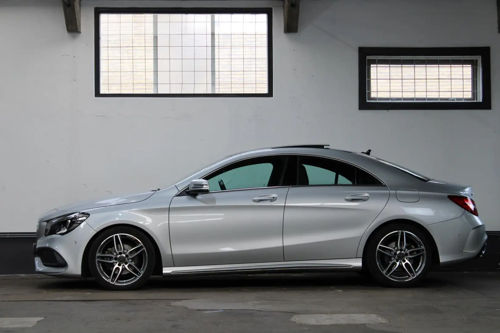 Mercedes-Benz CLA 180 Ambition AMG | Panoramadak | Apple car play | NL g Grijs - 2