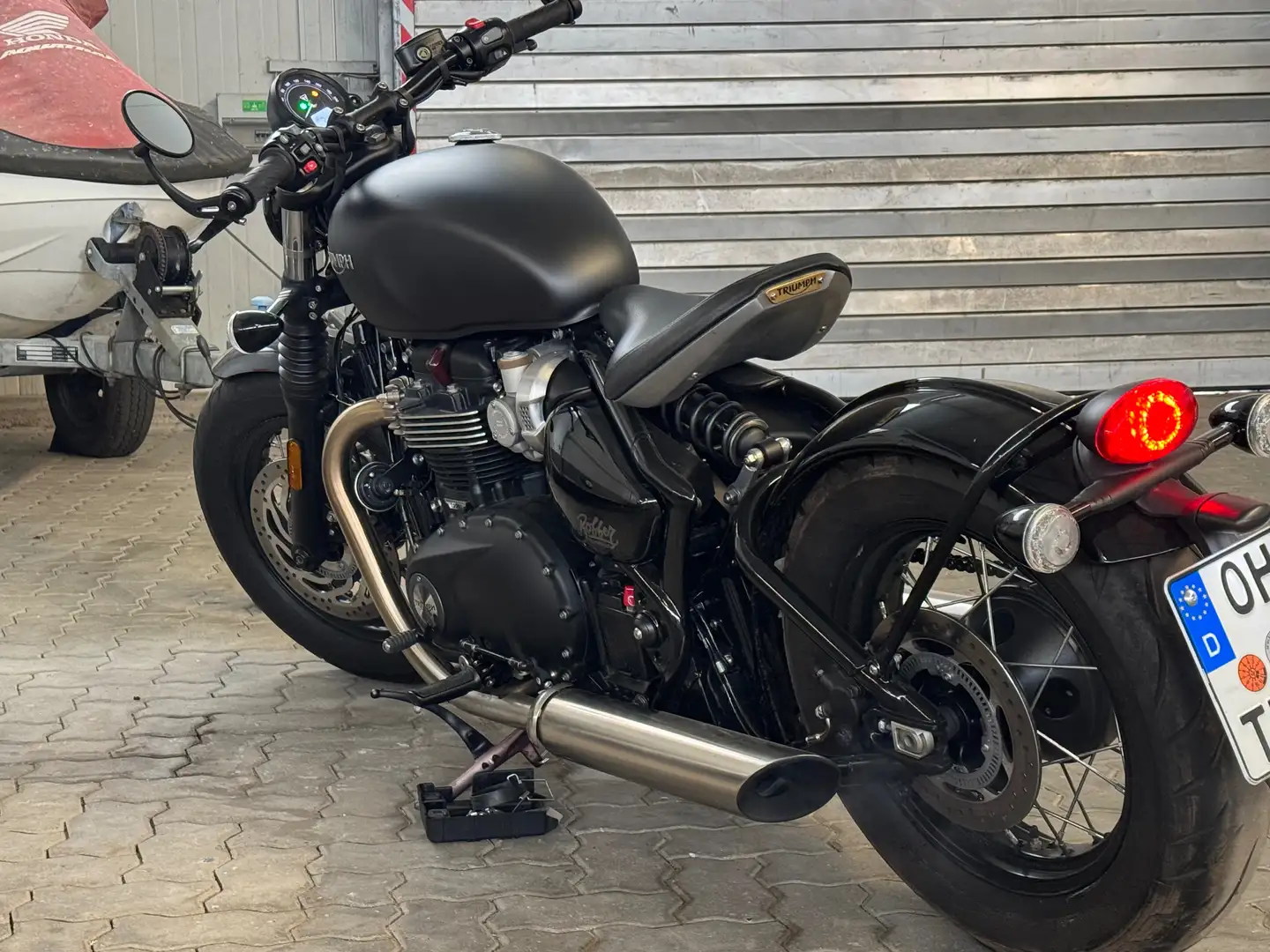 Triumph Bonneville Bobber Schwarz - 2