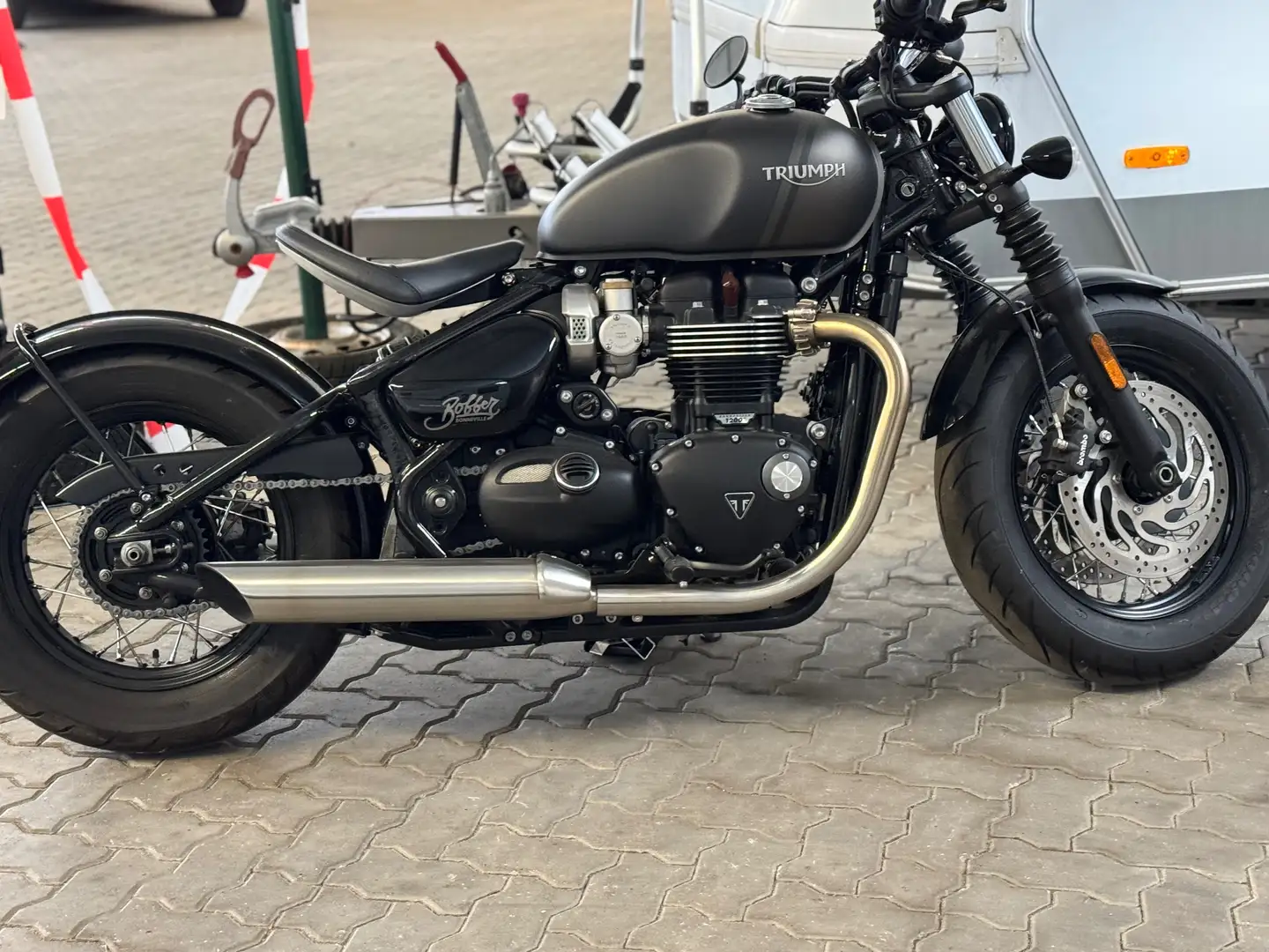 Triumph Bonneville Bobber Schwarz - 1