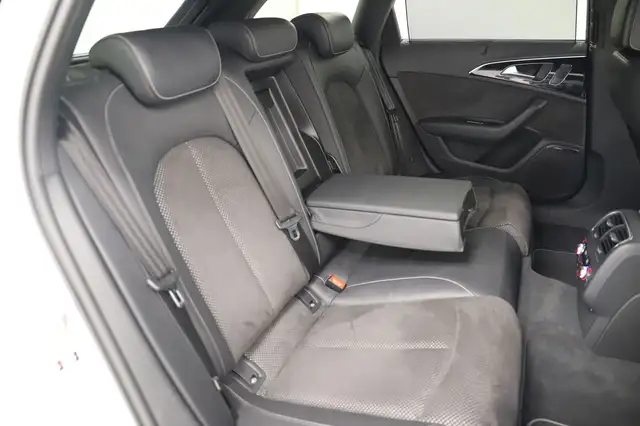Audi A6 Avant view 12