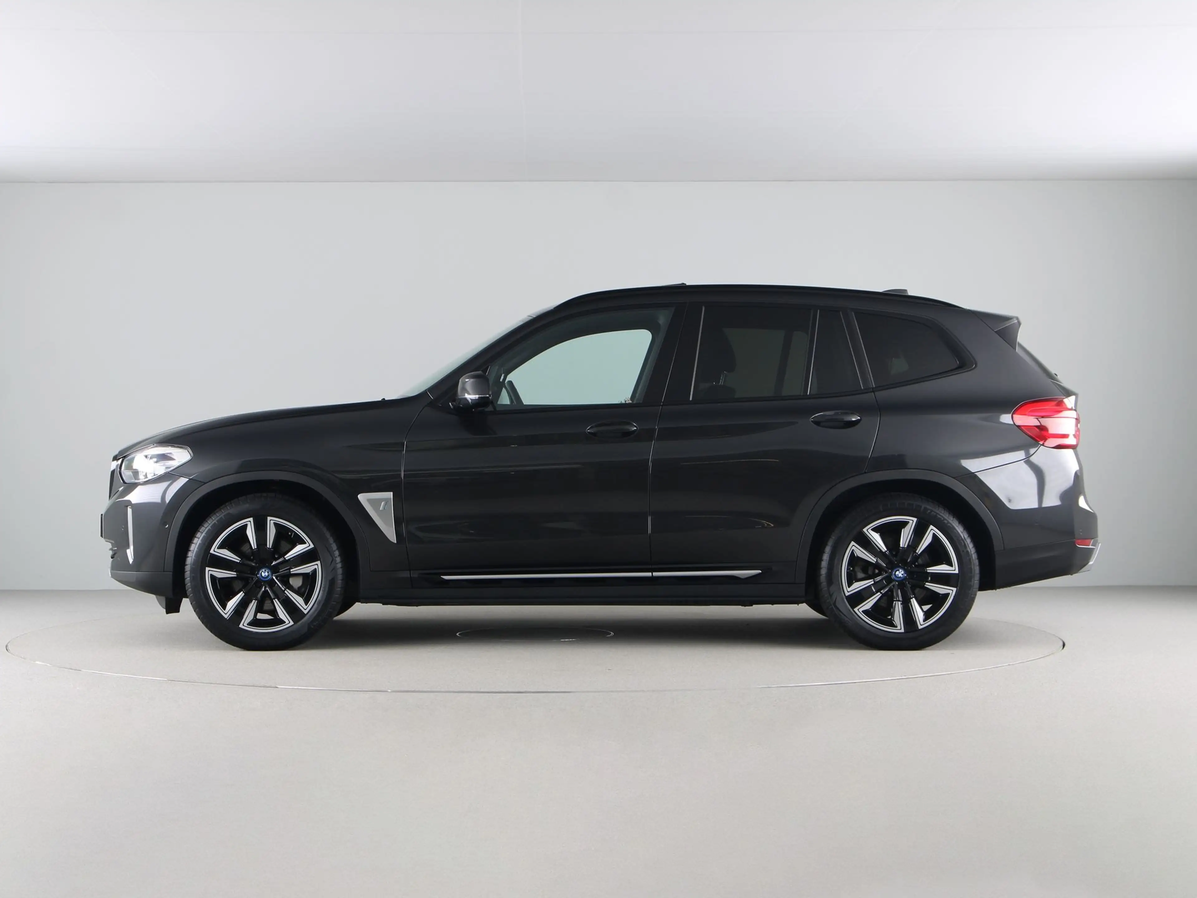 BMW iX3 Executive SoH 99% — photo 8