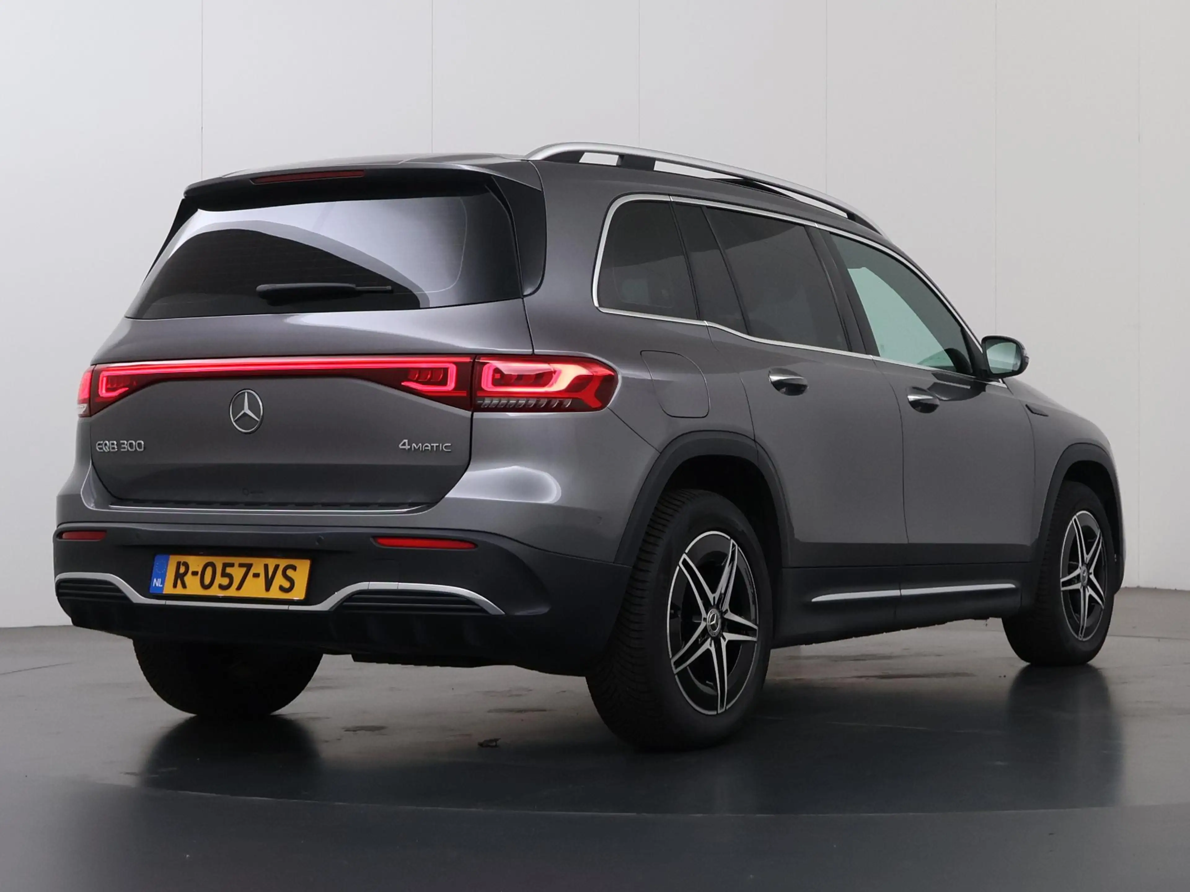 Mercedes-Benz EQB 300 4MATIC AMG Line 67 kWh | Premium pakket | Panorama — photo 2