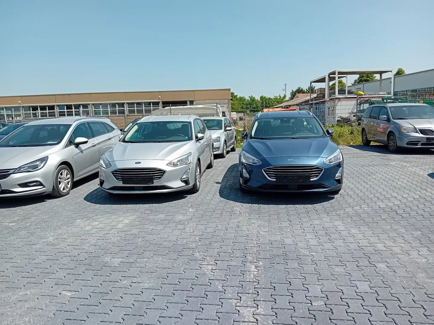 Ford Focus Turnier Cool & Connect Automatik ab 89€ Schwarz - 1