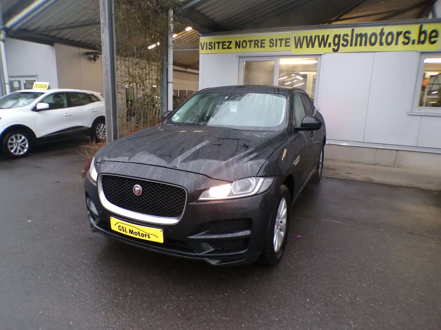 Jaguar F-Pace 2.0D 180cv automatic Noir 02/17 10900eur  marchand Noir - 1