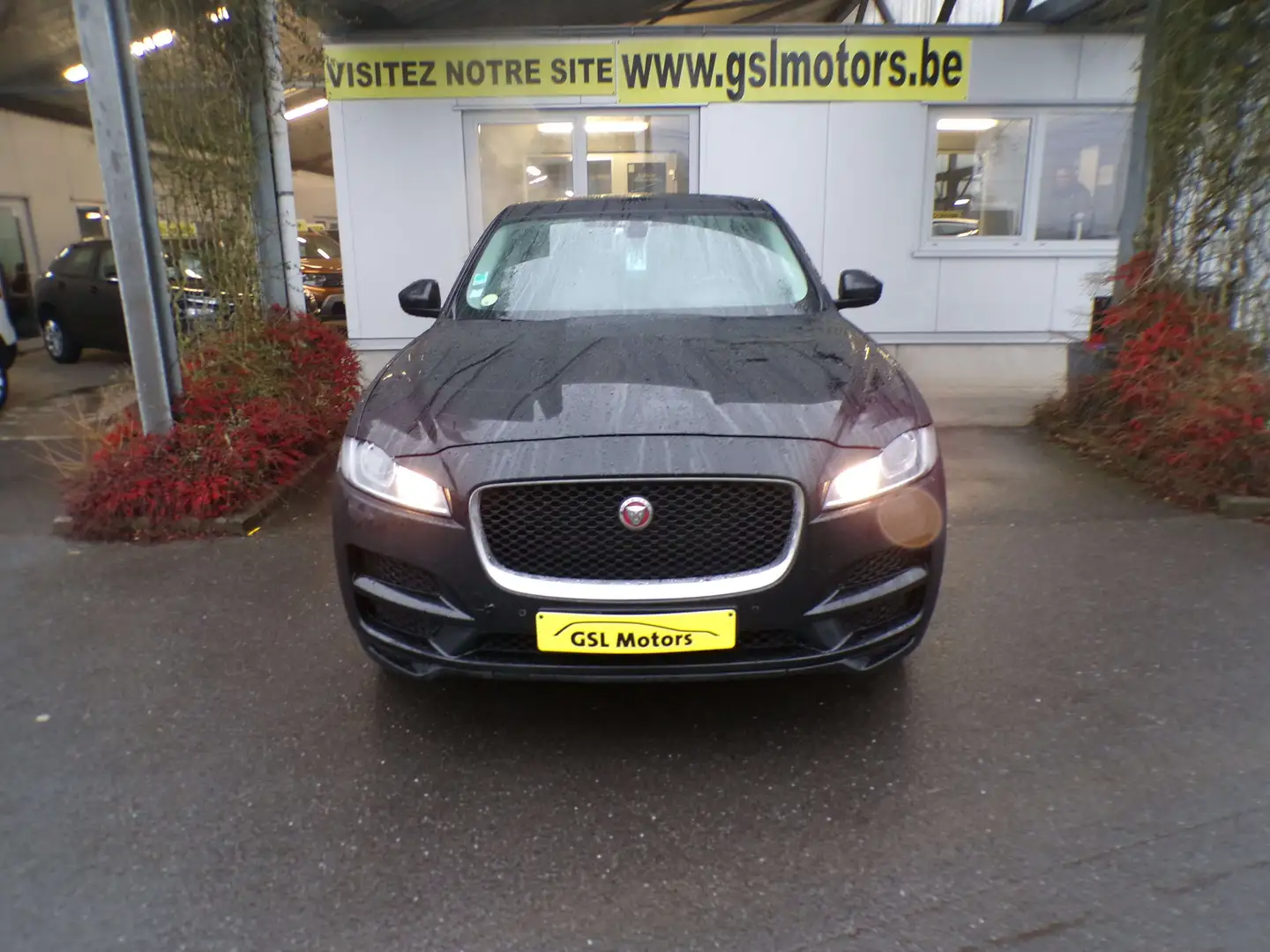 Jaguar F-Pace 2.0D 180cv automatic Noir 02/17 10900eur  marchand Noir - 2