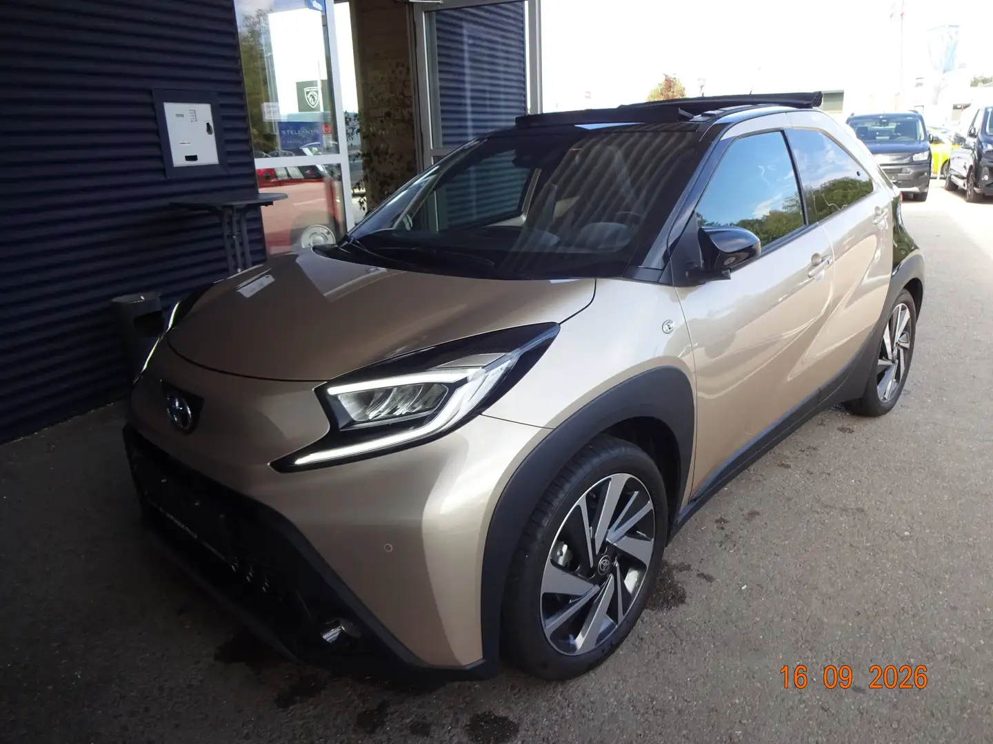 Toyota Aygo X X Air 1,0VVT-i Explore CVT Beige - 1