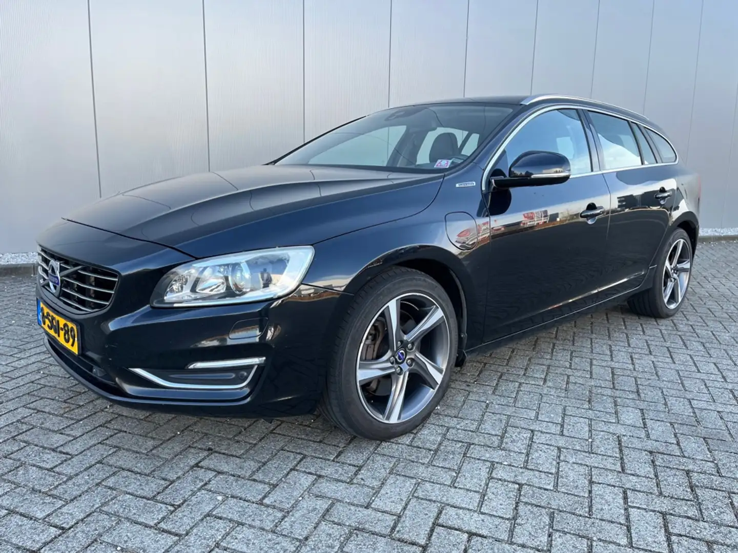 Volvo V60 2.4 D6 AWD Plug-In Hybrid Summum Zwart - 1