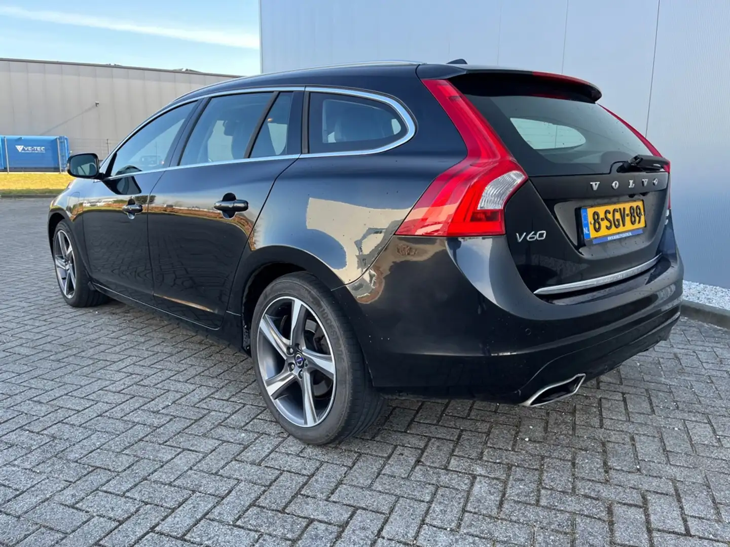 Volvo V60 2.4 D6 AWD Plug-In Hybrid Summum Zwart - 2