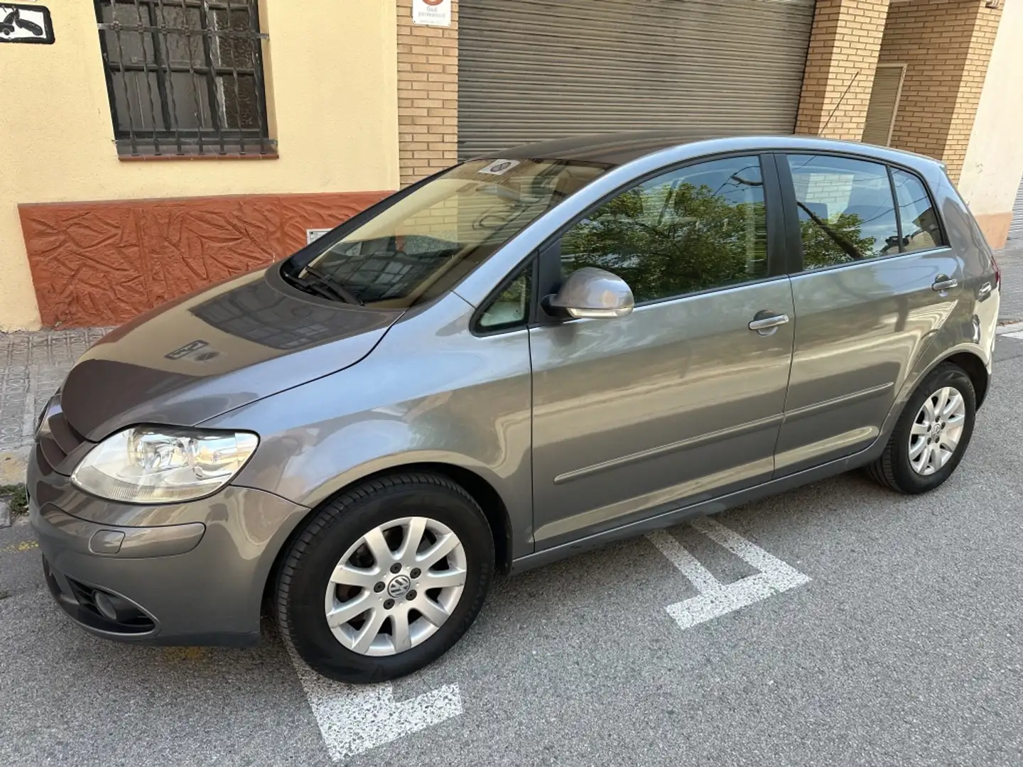 Volkswagen Golf Plus 1.6 FSI Highline Tiptronic Gris - 1