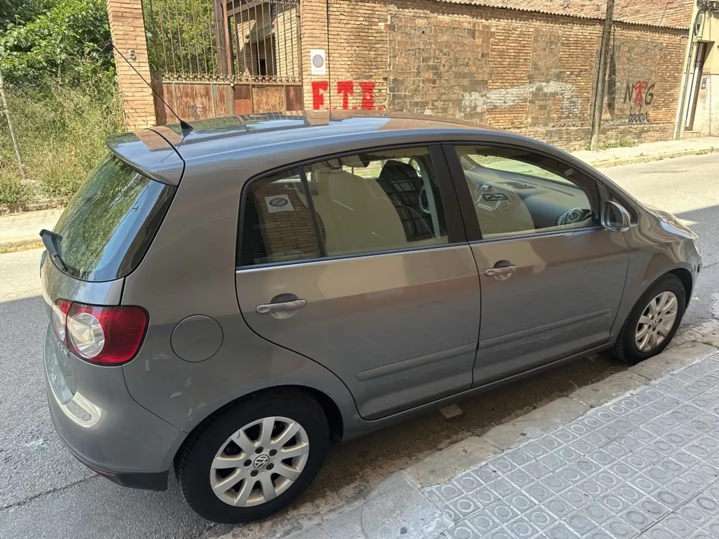 Volkswagen Golf Plus 1.6 FSI Highline Tiptronic Gris - 2