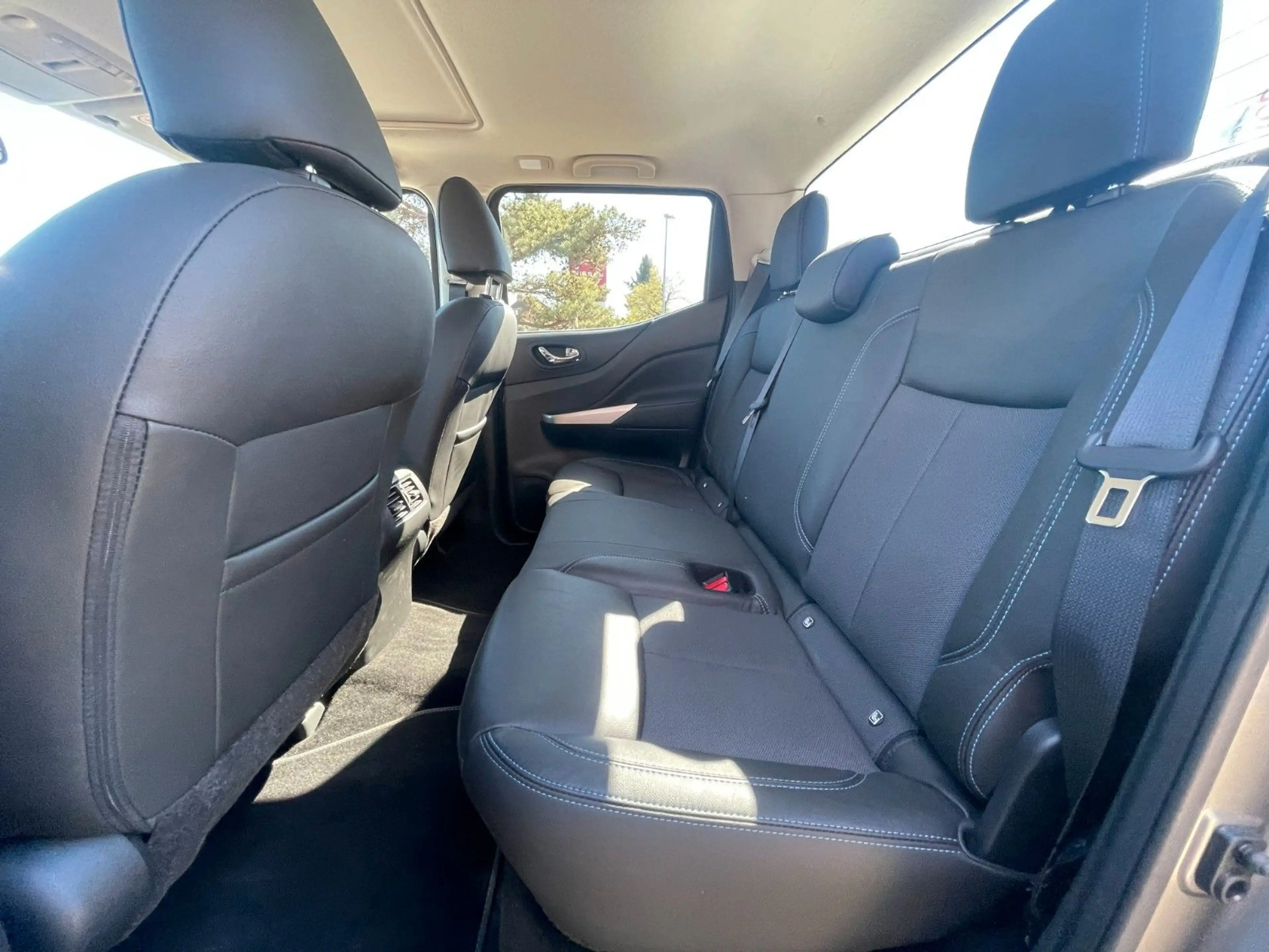 Nissan Navara NP300 N-Guard Double Cab 4x4 — photo 7