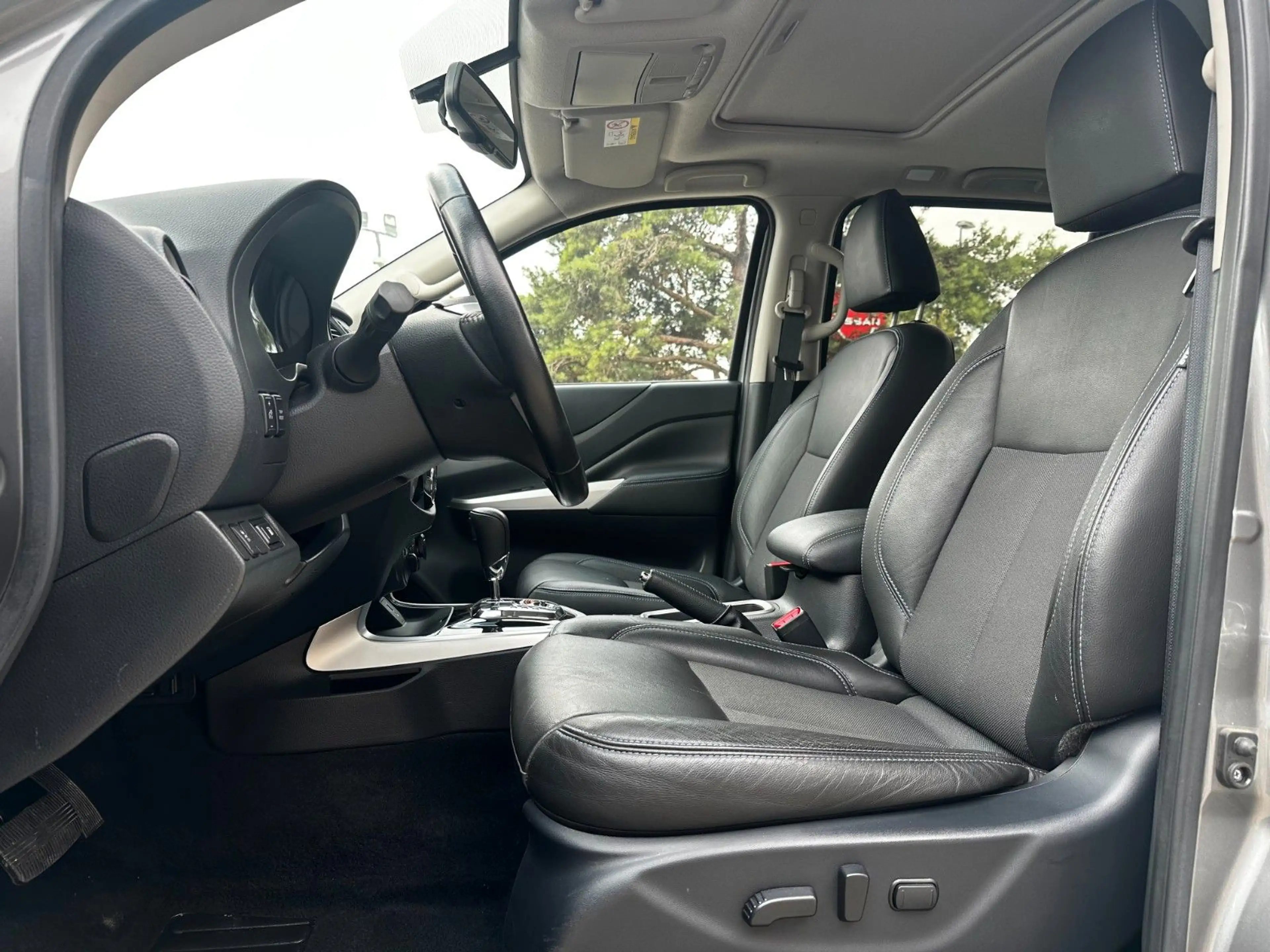 Nissan Navara NP300 N-Guard Double Cab 4x4 — photo 5