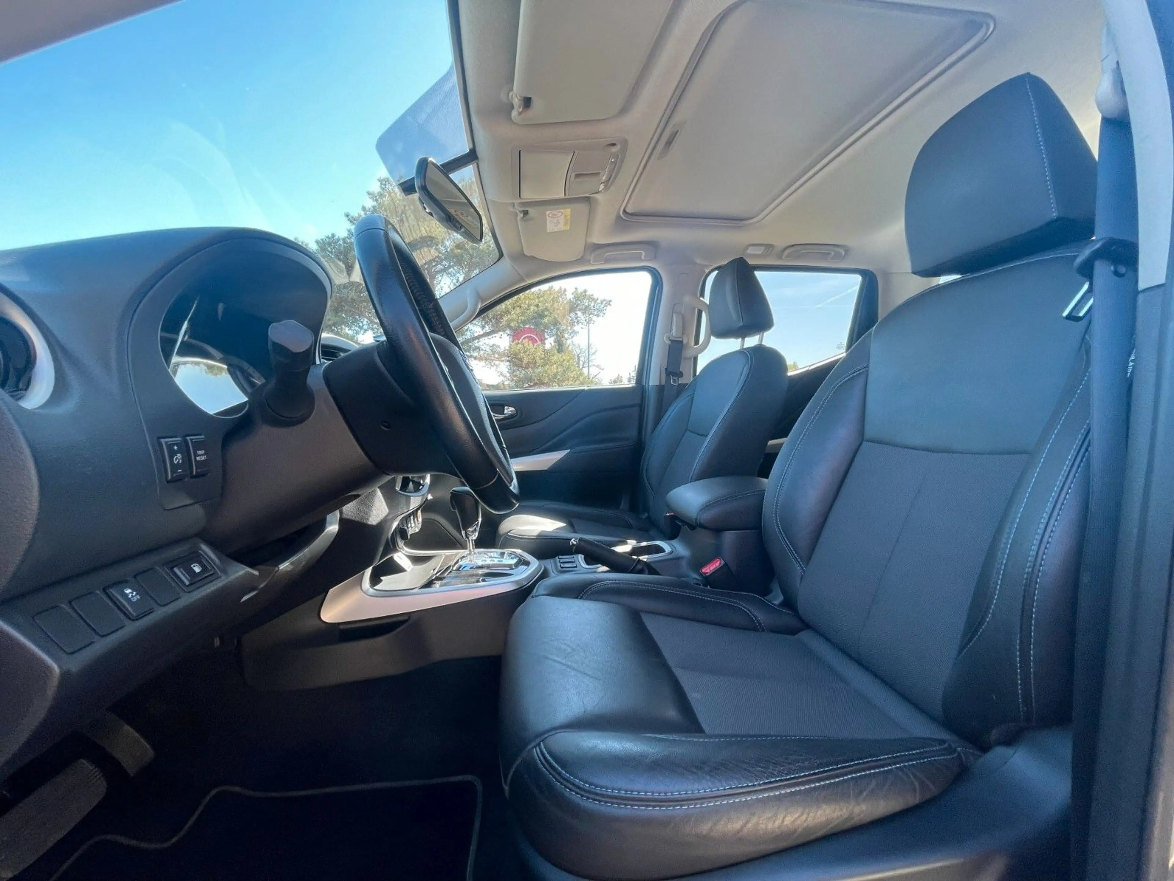 Nissan Navara NP300 N-Guard Double Cab 4x4 — photo 6