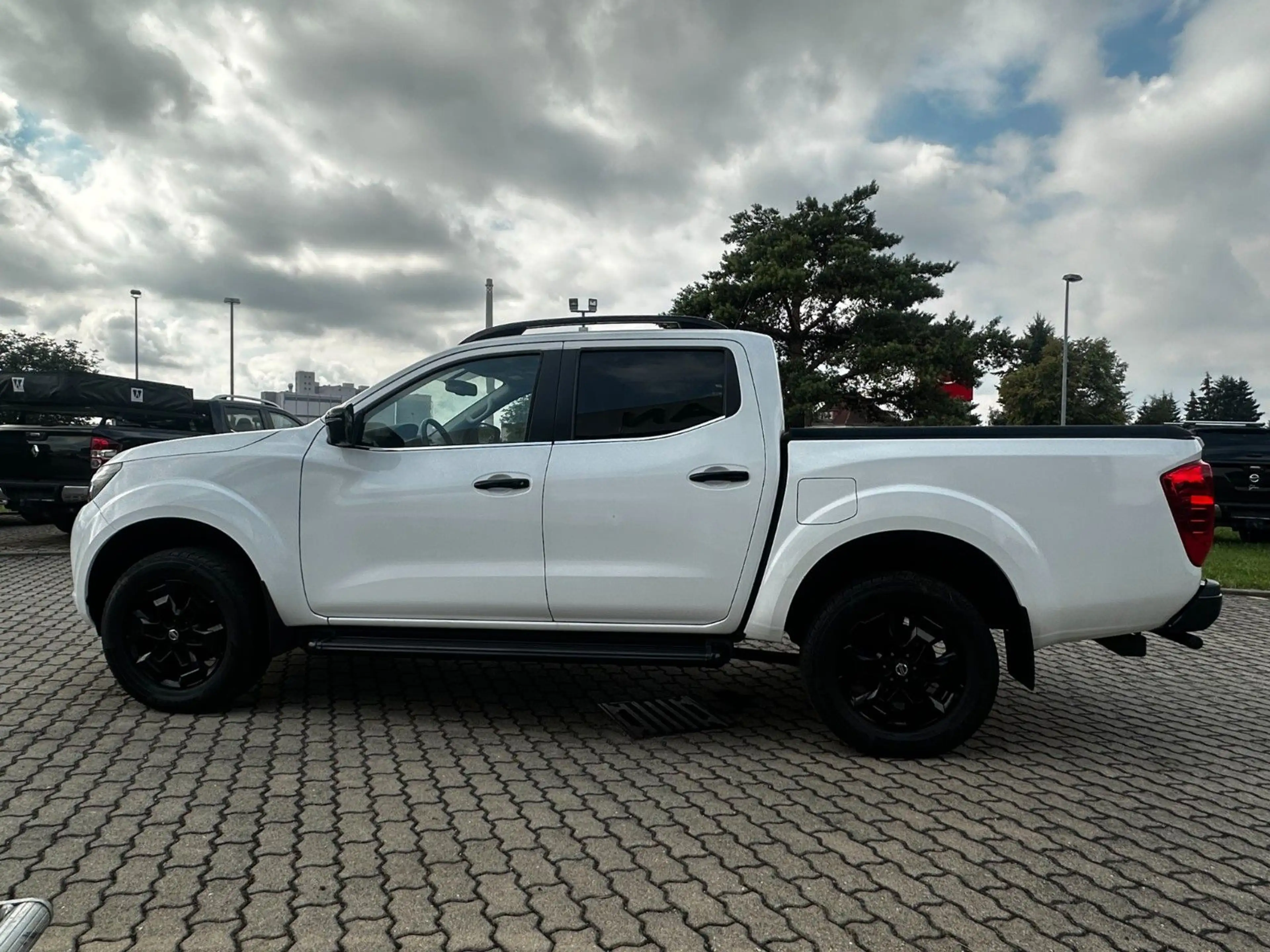 Nissan Navara NP300 N-Guard Double Cab 4x4 — photo 3