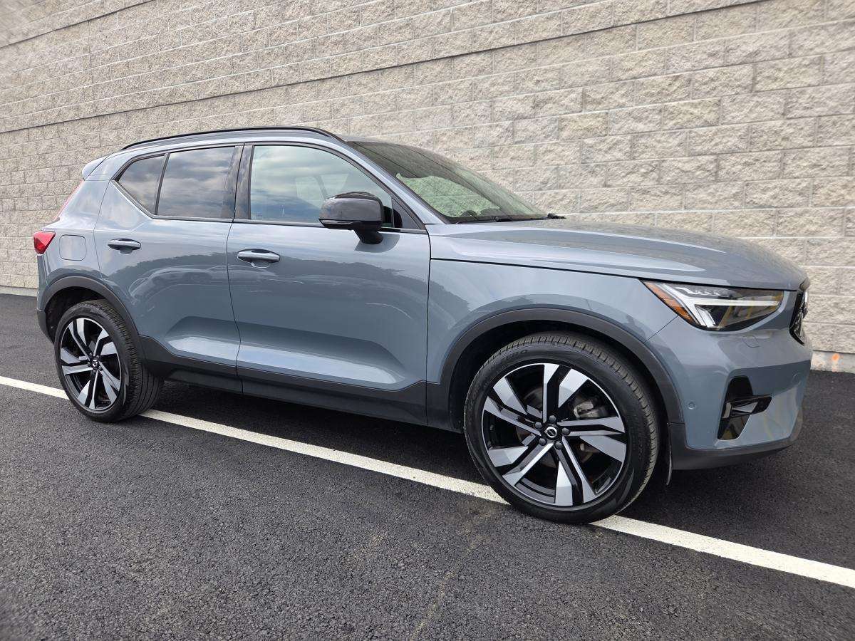 2023 Volvo XC40 Ultimate Black Package Cuir Toit ouvrant Bas kilo