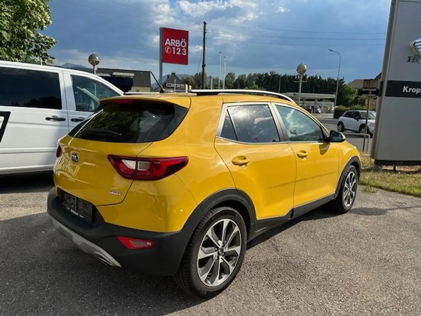 Kia Stonic 1,6 CRDI ISG Silber Gelb - 1